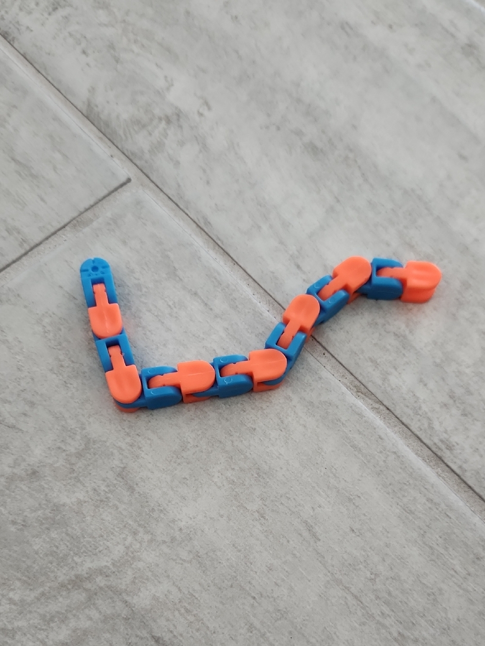 🐻 Blue and Orange Link Fidget Chain Toy - Kids Sensory Toy